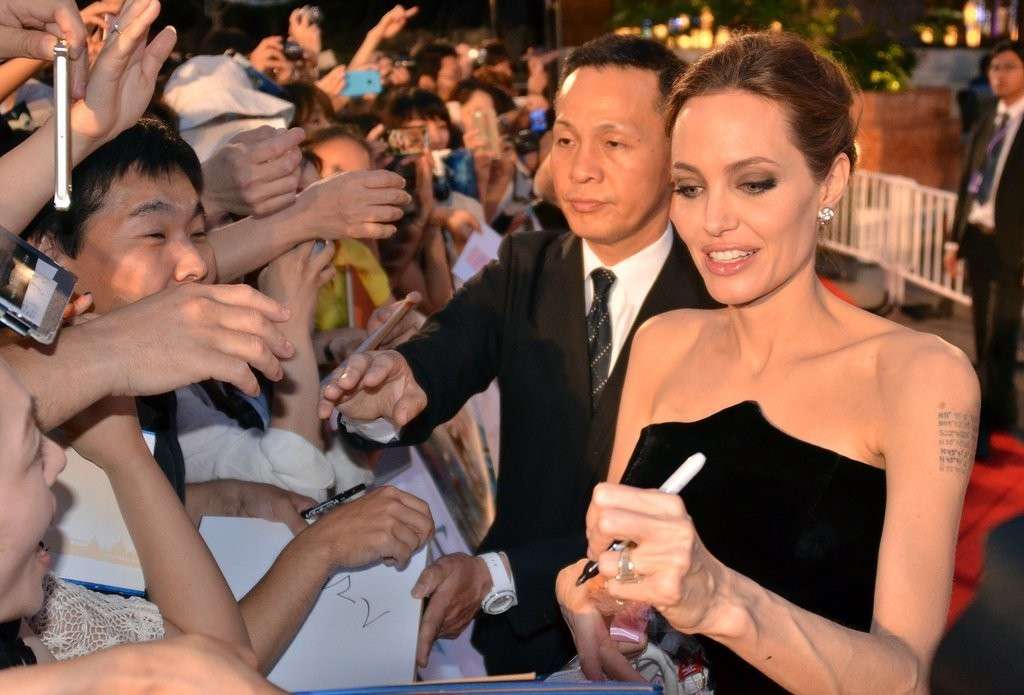 Angelina Jolie fima autografi