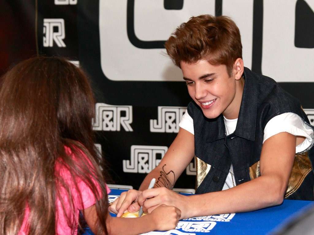 Justin Bieber firma autografi