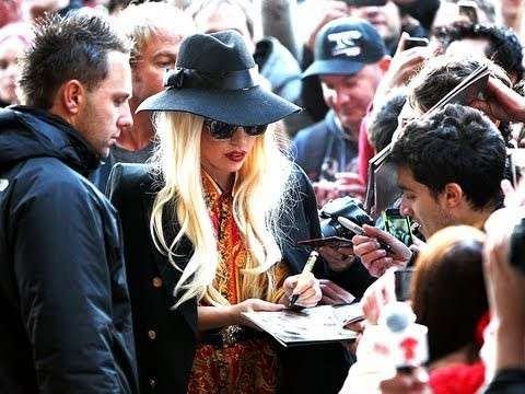 Lady Gaga firma autografi