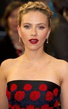 Scarlett Johansson con la treccia a corona