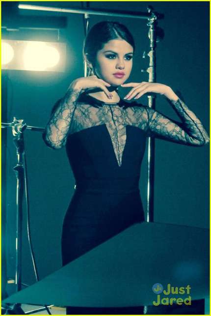 Selena Gomez: foto per la linea di smalti 