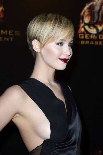 Jennifer Lawrence con abito scollato di lato