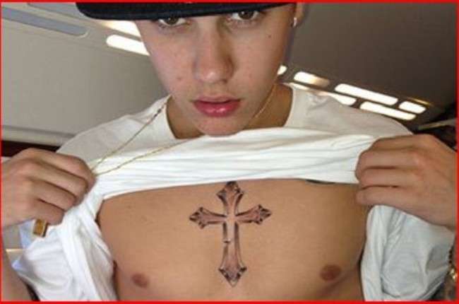 La croce sul petto di Justin Bieber