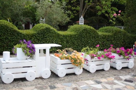 Hobby giardinaggio: 5 idee per creare splendide aiuole fiorite ... Aiuole in legno