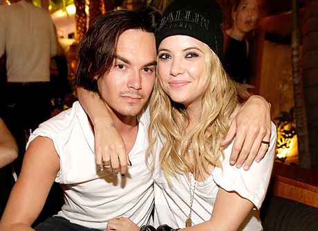 Who is dating in real life on pretty little liars-in-Te Kakha