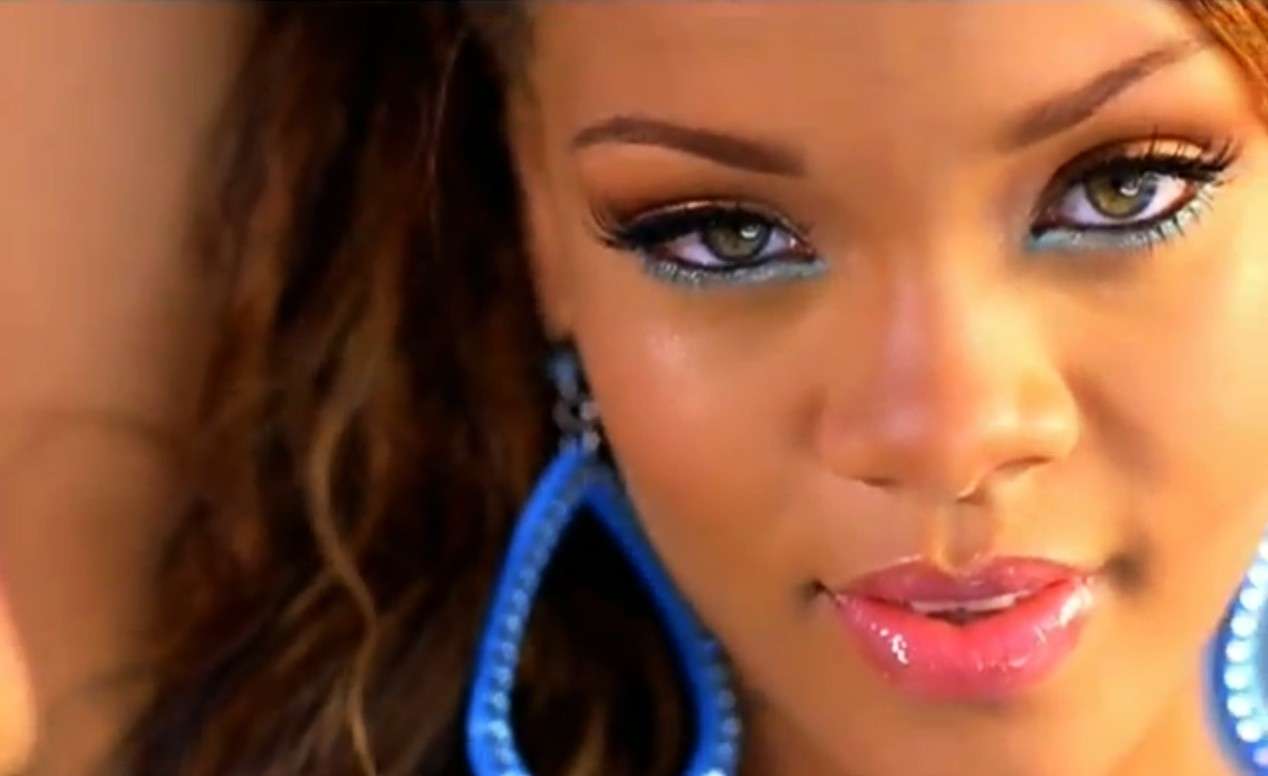 Rihanna matita sotto
