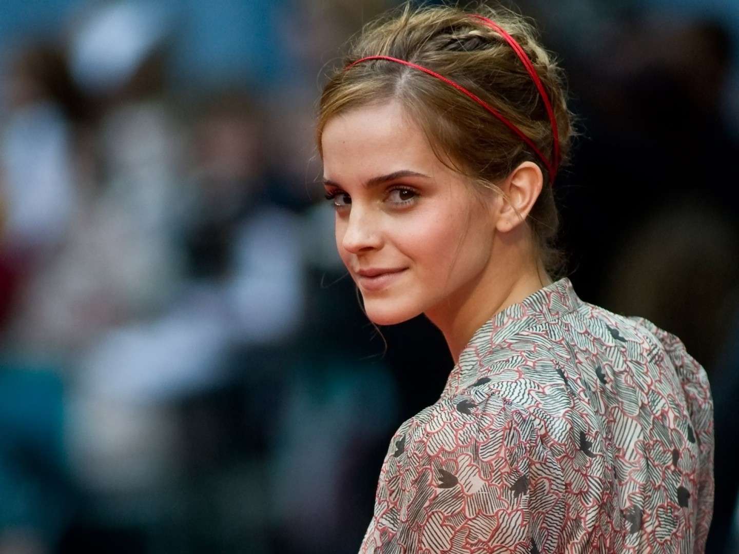 Emma Watson capelli raccolti con fascette