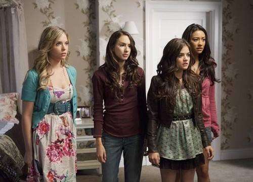 Le quattro amiche in una scena di Pretty Little Liars