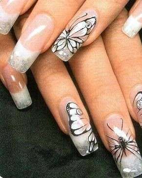 Nail art con farfalle bianche