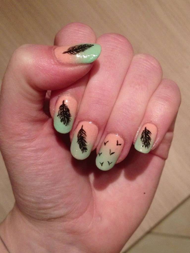 Nail art rosa e verde con piume nere