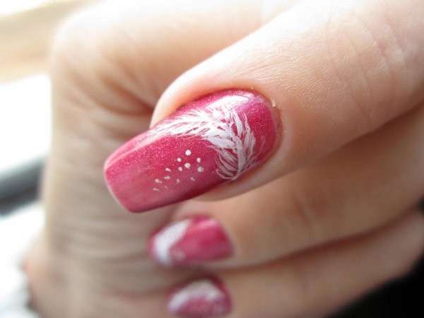 Piuma bianco su smalto rosa