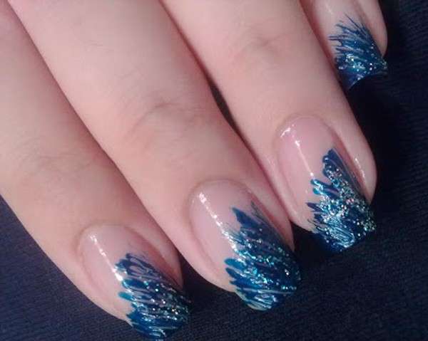 Nail art con piuma blu e glitter