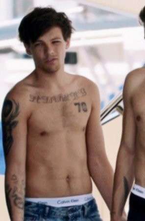 Il petto tatuato di Louis