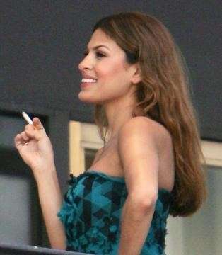 Eva Mendes fuma