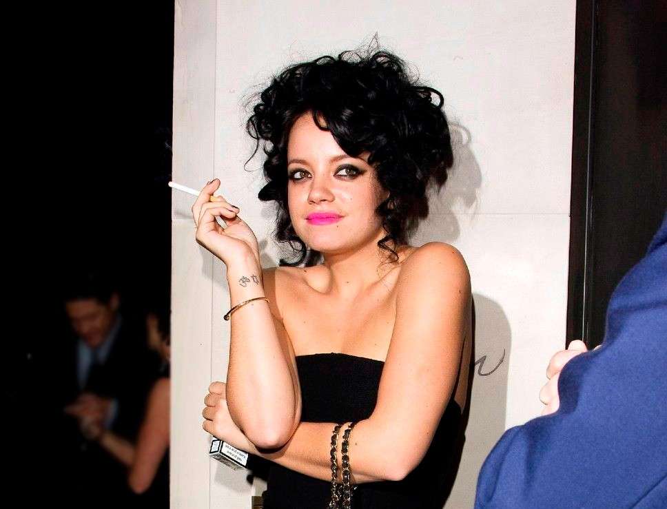 Lily Allen sorpresa mentre fuma