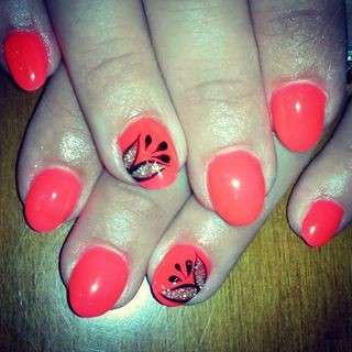 Nail art corallo con farfalla