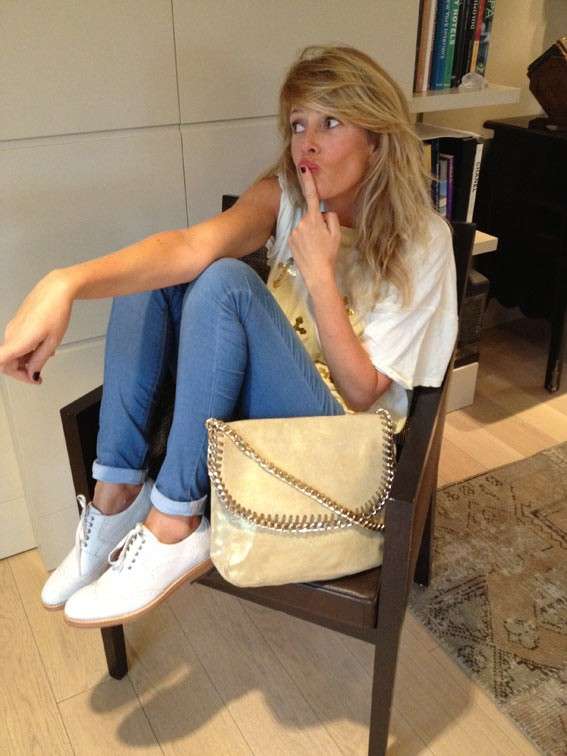 Alessia Marcuzzi indossa i jeans con risvolto