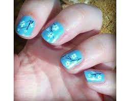 Nail art turchese con fiori di ciliegio