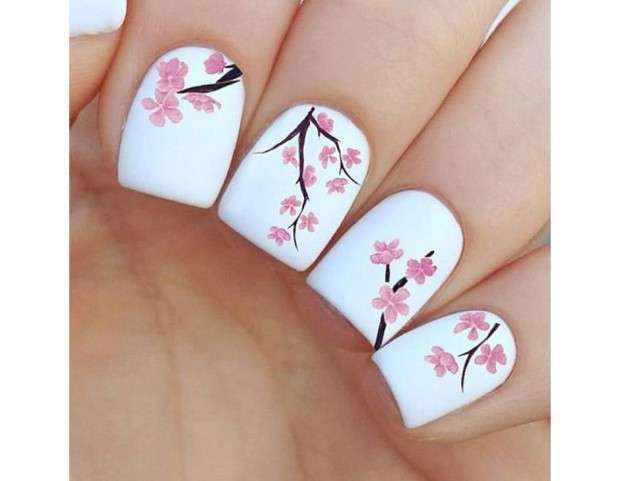 Smalto bianco e fiori di ciliegio