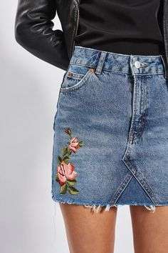 Mini di jeans con toppa ricamata