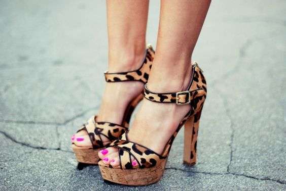 Smalto fucsia e sandali animalier